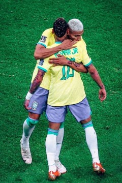 Neymar e Richarlison na estreia da Copa