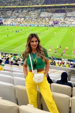 Mariane Bernardi, namorada do pai de Neymar, assiste ao jogo do Brasil no Catar