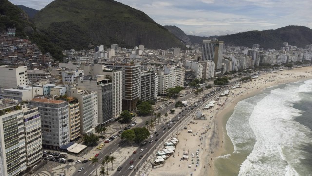 Na foto, a orla da praia de Copacabana sem publicidade. Com a nova lei, empenas e alto de prédios poderão ter painéis