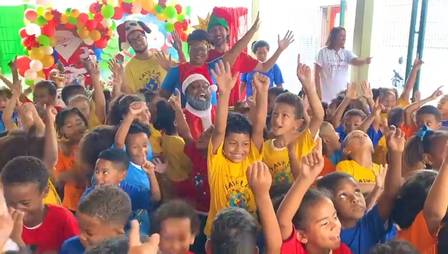 Rodrigo França foi o Papai Noel da festa organizada pela ONG Favela Mundo