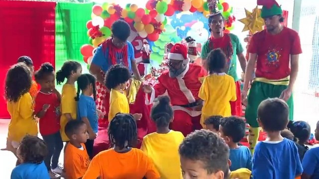 Rodrigo França foi o Papai Noel da festa organizada pela ONG Favela Mundo
