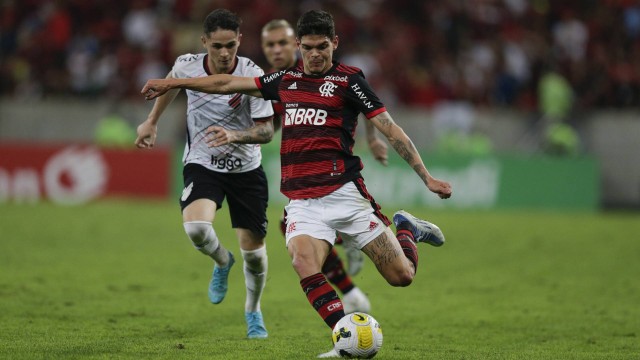 Ayrton Lucas em ação pelo Flamengo