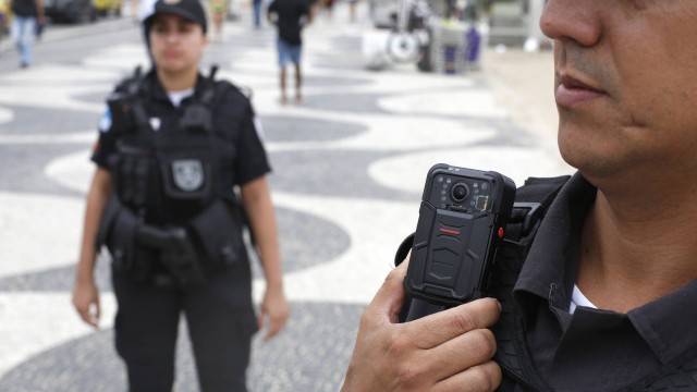 No Réveillon de 2021/2022,na Praia, Policiais militares usaram câmeras no uniforme