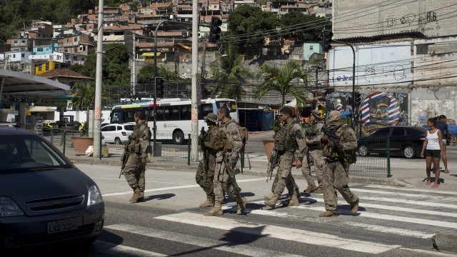 Guerra nas comunidades da Praça Seca em 2019. Na foto, policiais do Bope na Rua Cândido Benício, em frente as favelas Bateau Mouche e Chacrinha