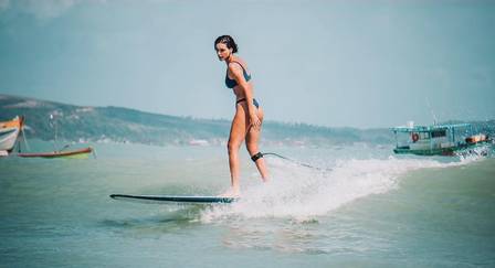 Débora Nascimento surfa em Baía Formosa
