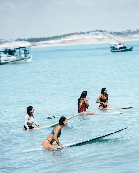 Débora Nascimento surfa com o grupo Bailarinas do Mar em Baía Formosa