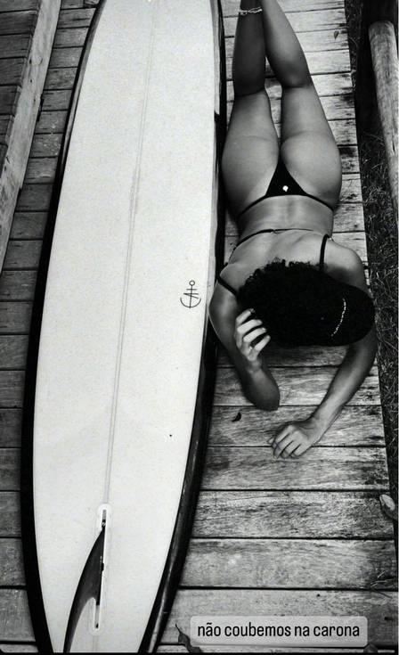 Débora Nascimento posa com sua longboard