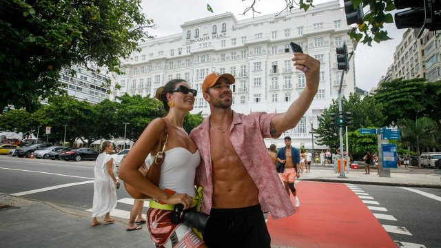 Os paraguaios Alba Riquelme e Renato Prono, que estão em um Airbnb porque não conseguiram vaga em hotel em Copacabana: selfie diante de um dos pontos mais fotografados da cidade