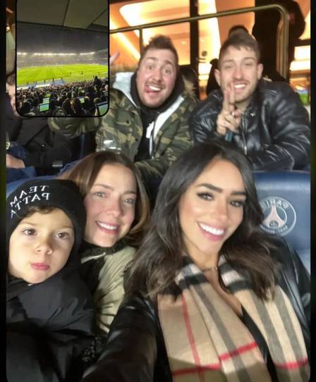Ex de Neymar, Bruna Biancardi assista ao jogo do PSG em Paris com Carol Dantas