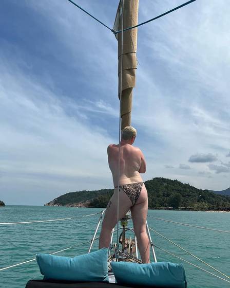 Sam Smith posa de tanga em passeio de barco na Tailândia