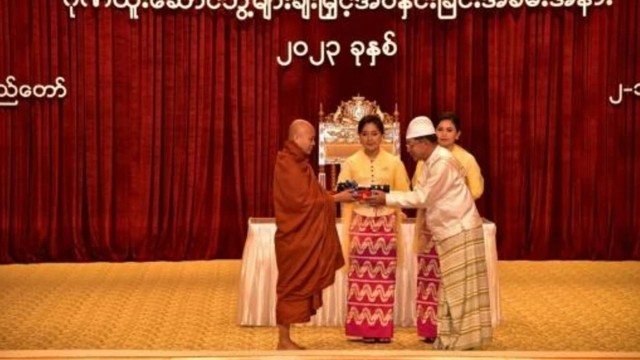 O monge budista Wirathu (à esquerda) recebe seu prêmio do oficial militar Min Aung Hlaing em Naypyidaw em 2 de janeiro de 2023