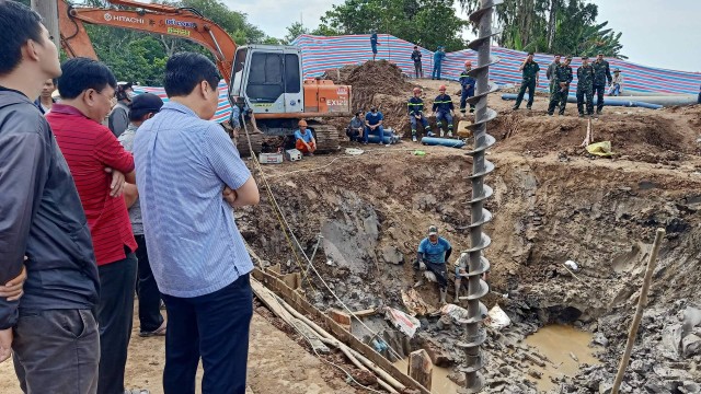 Exército tenta resgatar garoto caído há quatro dias em buraco de 35 metros no Vietnã