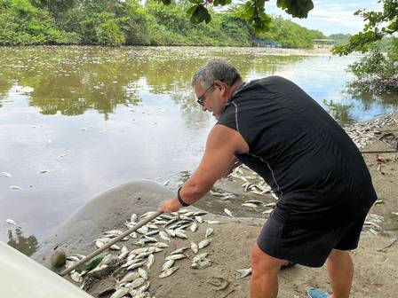 Maurício Rebouças retira peixes para conseguir fazer aula de canoagem na Barra
