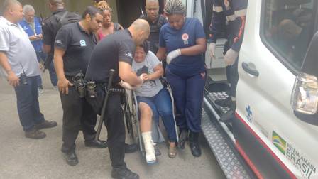 Bombeiros fazem atendimento a feridos em acidente na estação Estácio do MetrôRio