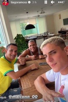 Tiago Ramos posta com amigos de São Paulo