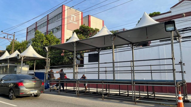 A estrutura para os desfiles na Ernani Cardoso já está montada