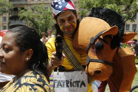 Com arma e de camisa amarela, folião ironiza ativistas patriotas