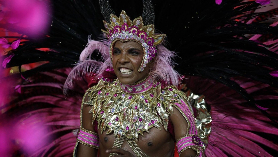 Cantando a resistência negra no Rio, União de Jacarepaguá abriu os desfiles de sábado