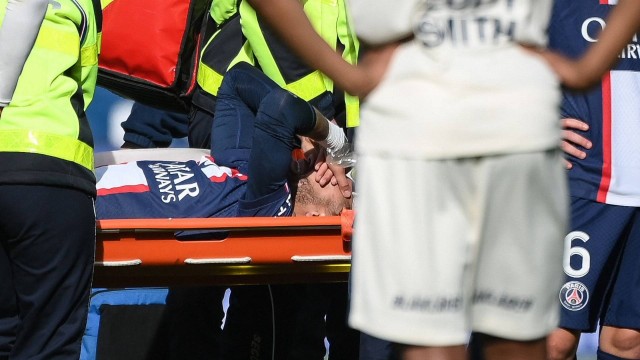 Neymar sai de campo chorando após lesão
