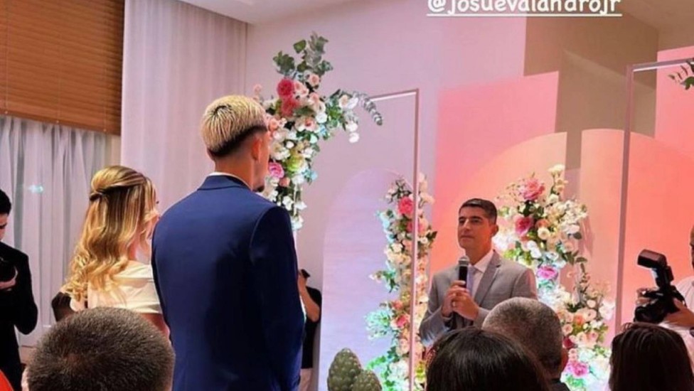 Pedro, jogador do Flamengo, se casa com psicóloga em cerimônia intimista