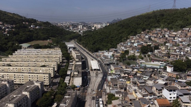 Guerra sem fim. A linha do BRT na Praça Seca separa as favelas do Bateau Mouche e da Chacrinha, onde as disputas por território são travadas por traficantes e milicianos e deixam a população acuada