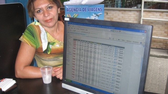 Jeneuma Rodrigues vai à agência para simular parcelamento de passagens para Fortaleza em janeiro.