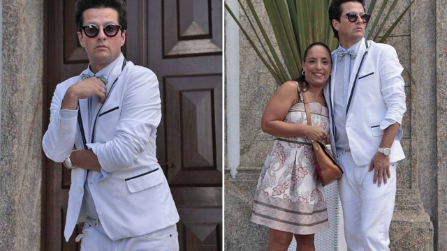 Crô e Marilda não faltaram à festa: ele escolheu um modelito branco com detalhes, um luxo!