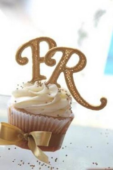 A S.O.S. Cupcakes tem modelo especial para casamentos, como este decorado com a inicial dos noivos em renda