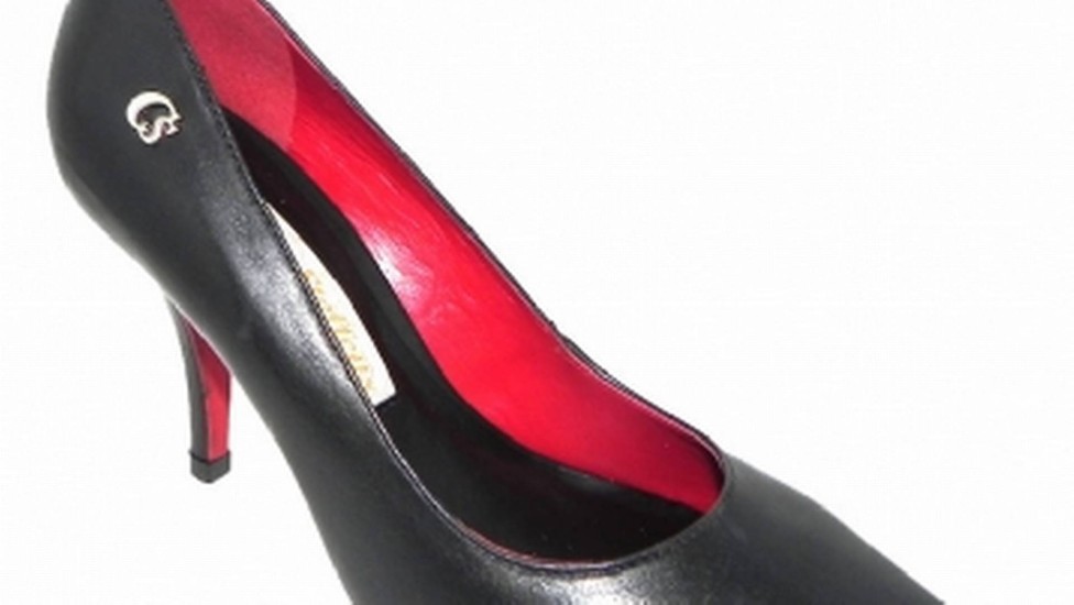 Escarpim de salto médio com solado vermelho Carmen Steffens à venda na Saparetto (www.saparetto.com.br)