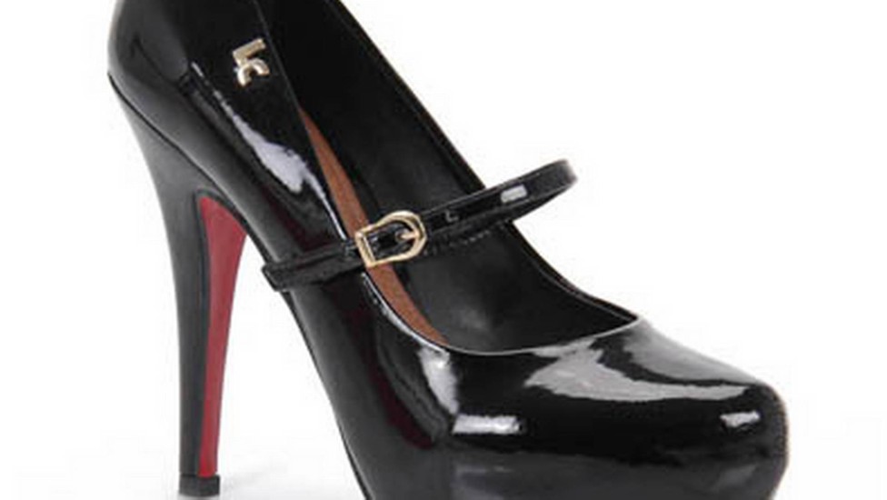 Escarpim preto de verniz com solado vermelho da marca Lara Costa, à venda no site Passarela.com (R$ 129,99)