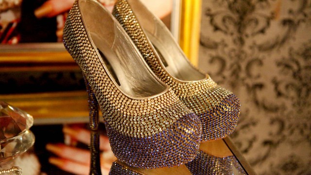 Sapatos de Chayene (Cláudia Abreu) não perdem no quesito originalidade: têm plumas, transparências e brilhos que não acabam mais
