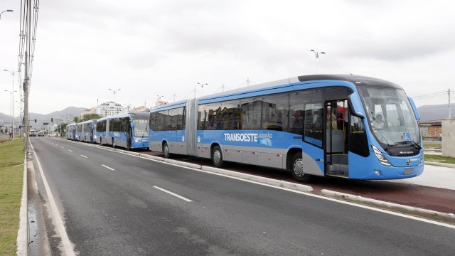 Os ônibus articulados que circularão na TransOeste em fase de testes.