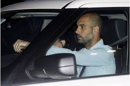 Guardiola chega com a esposa na festa organizada pelo Barcelona
