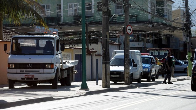 Flagrante de blitz com utilização de reboques irregulares na Estrada do Engenho, em Bangu: a remoção de veículos não pode ser feita em veículos da Alarm Rio