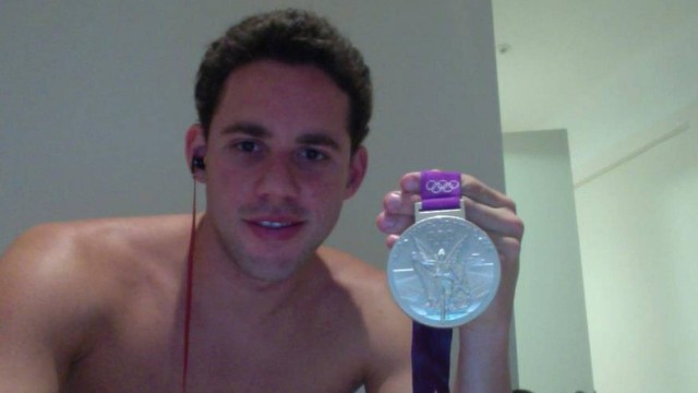 Thiago exibiu com orgulho sua medalha de prata