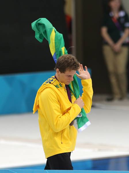 Cesar Cielo deixa o pódio com a bandeira do Brasil
