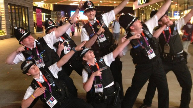 Policiais britânicos param em um shopping para homenagear Usain Bolt