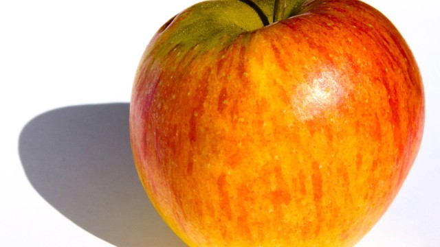 A maçã possui vitaminas capazes de reduzir o colesterol e dar sensação de saciedade, auxiliando no emagrecimento