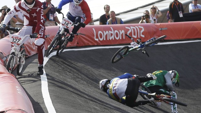 Renato Rezende e Emiliano na pista de Londres. E a bicicleta "voando"...