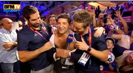 Ouro em Londres, jogadores de handebol da França comemoram tirando a roupa repórter ao vivo