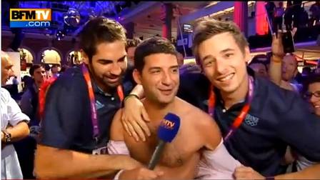 Ouro em Londres, jogadores de handebol da França comemoram tirando a roupa repórter ao vivo