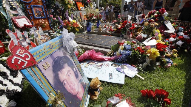 Fãs Fazem Vigília No Trigésimo Quinto Aniversário Da Morte De Elvis Presley 6518