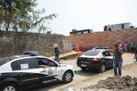 Carros da Polícia Civil no local onde os corpos das vítimas da chacina da Chatuba foram encontrados