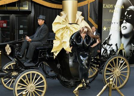 Lady Gaga no lançamento de seu perfume