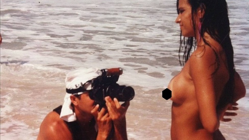 Solange Gomes nos bastidores do ensaio nu para a “Sexy”, em 2000