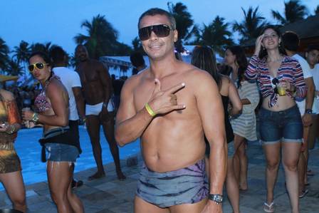 Romário foi fotografado sozinho numa festa na Bahia