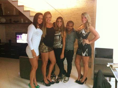 Cibelle com amigos no flat de Romário antes de ir para um show com o craque
