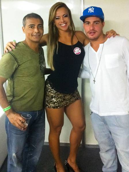 Thiago Martins recebeu Romário e Cibelle no camarim de um show do Trio Ternura