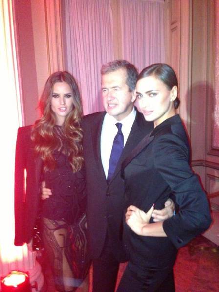 Irina e Izabel posam com diretor da revista Vogue