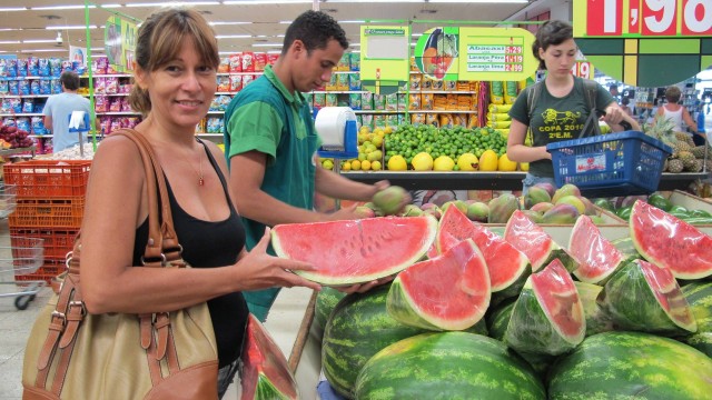 Maria Aparecida aproveita para comprar as frutas em promoção